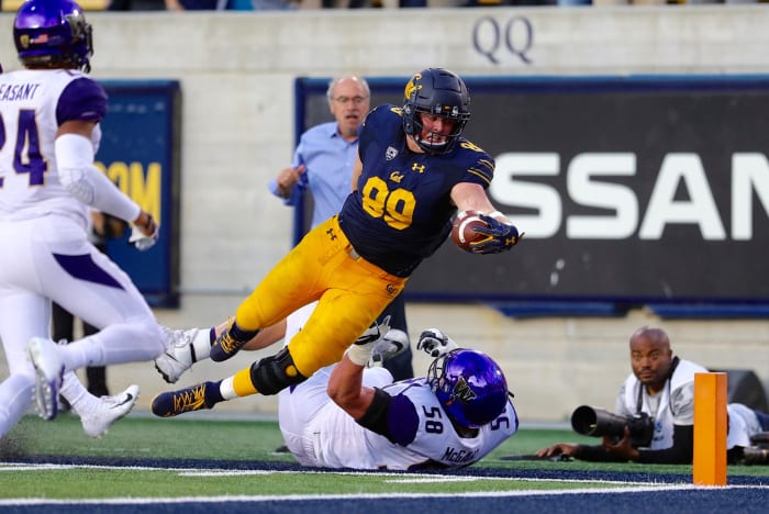 Evan Weaver stretches for the end zone vs. Washington in 2018